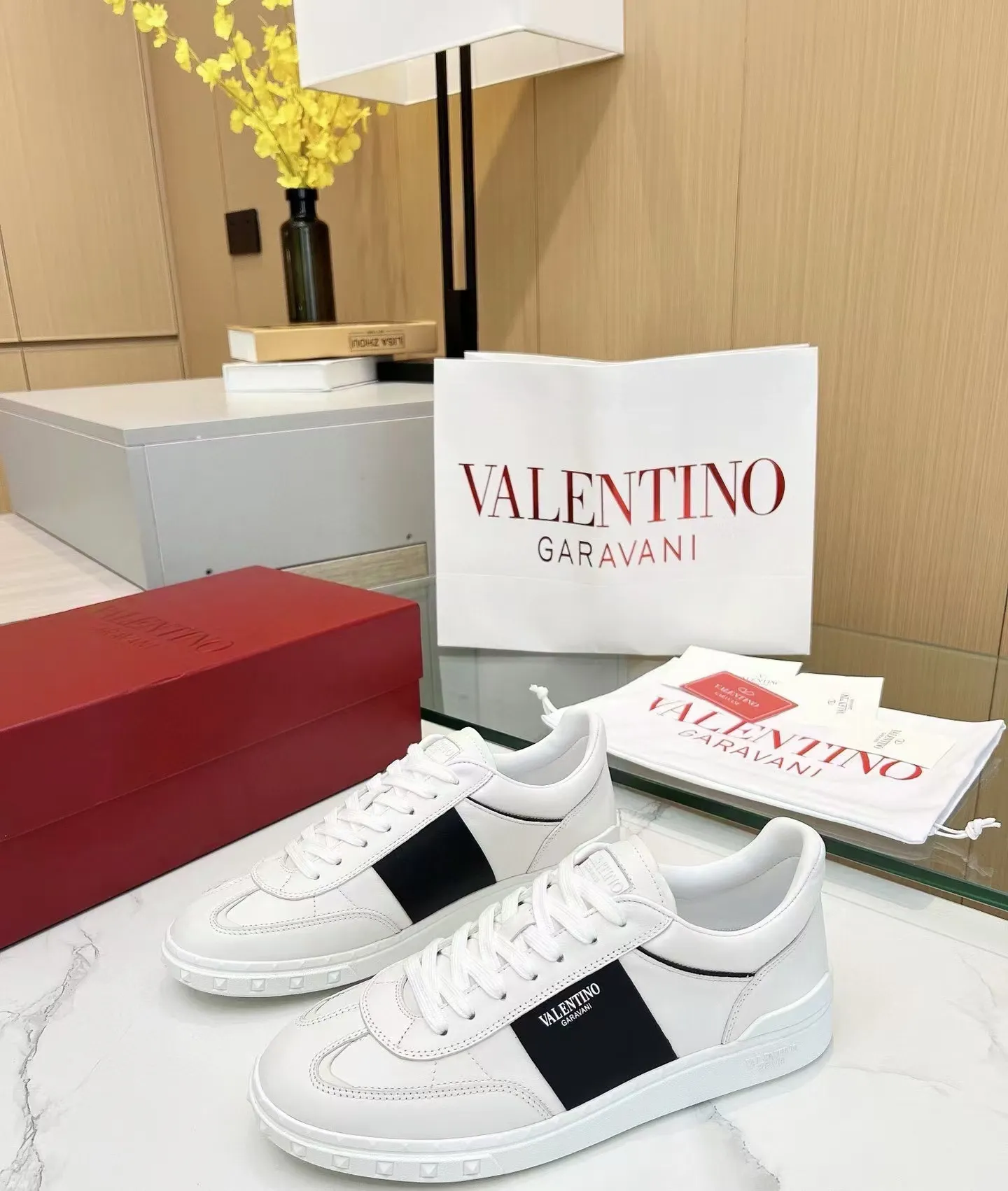 Factory price: 438💰Original quality, top version on the market VALENTINO (Valentino) latest fashion week catwalk [couples 👫 model], unique design, fashionable family specializes in slim feet🔥A fashion product of Baita [strong] Fabric: The toe is made of high mercerized triangular grain cowhide and A-grade full-grain cowhide, original lasting process Inner lining: cowhide lining + men's shoes 💰U hanging mesh feet, heels and tongues decorated with VaIentin* shallow relief oversized rivets Size: 38-44, customized 45